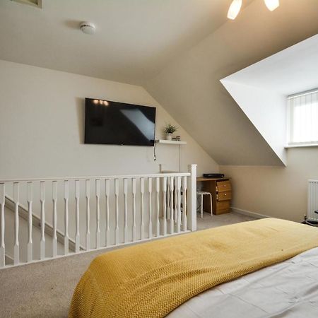 Three Bedroom House In Runcorn By The Lake With Parking By Neofinixdotcom Extérieur photo