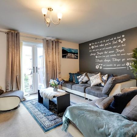 Three Bedroom House In Runcorn By The Lake With Parking By Neofinixdotcom Extérieur photo