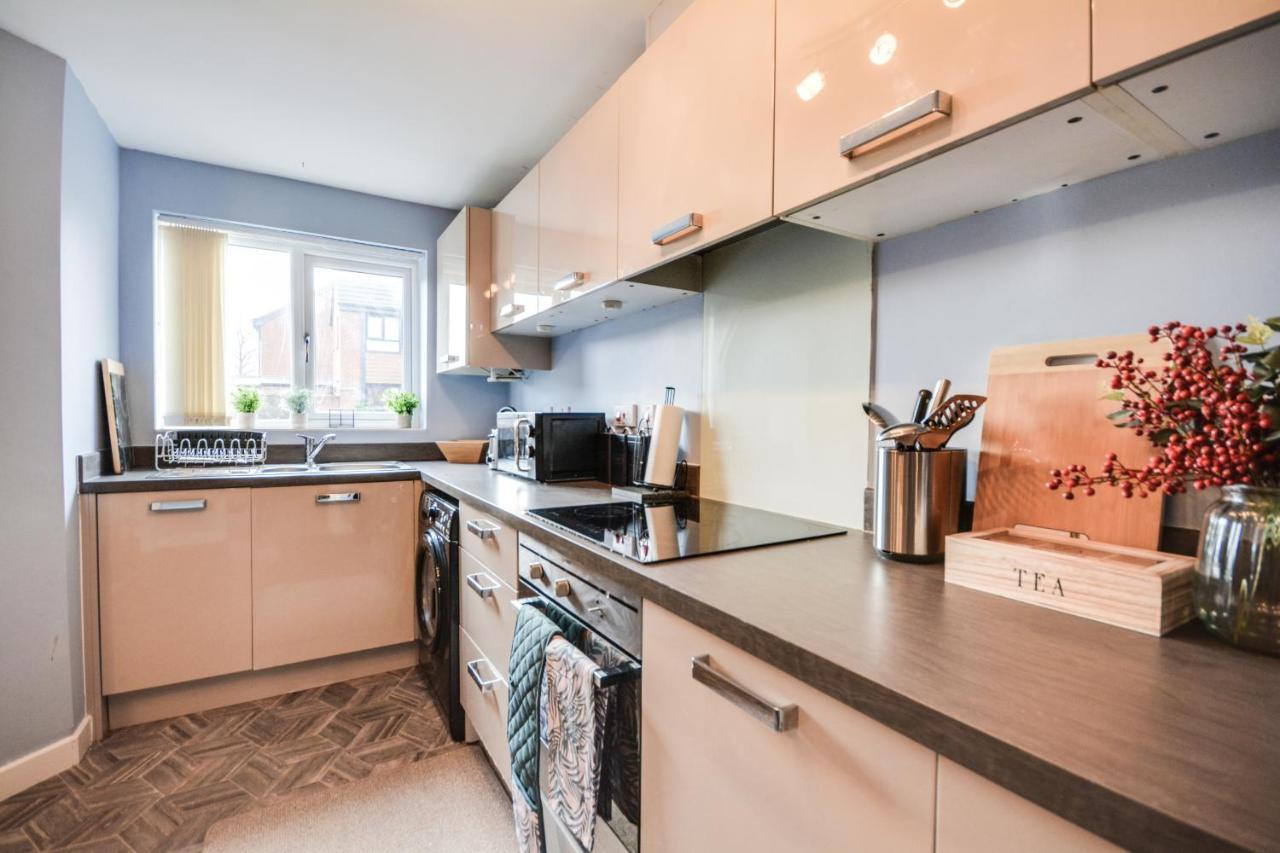 Three Bedroom House In Runcorn By The Lake With Parking By Neofinixdotcom Extérieur photo
