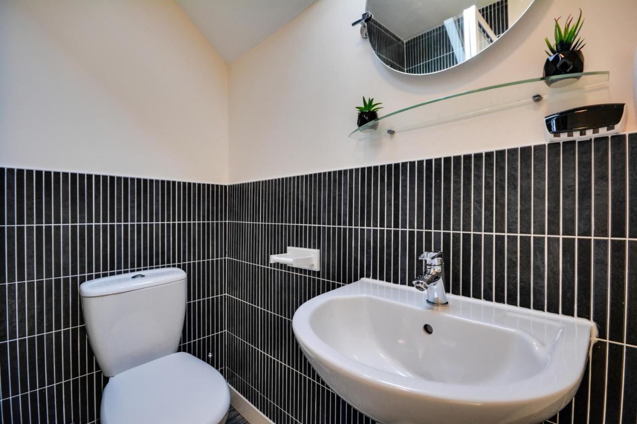 Three Bedroom House In Runcorn By The Lake With Parking By Neofinixdotcom Extérieur photo