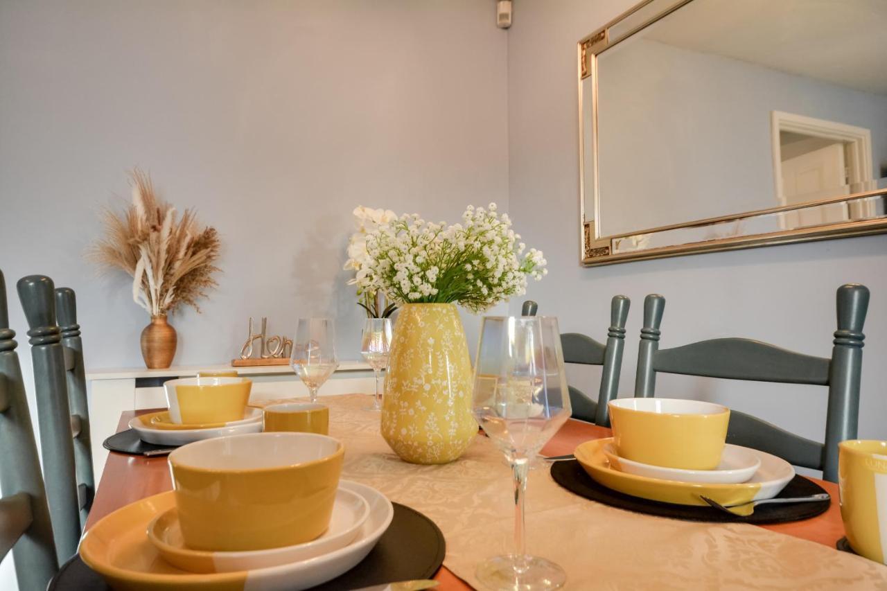 Three Bedroom House In Runcorn By The Lake With Parking By Neofinixdotcom Extérieur photo