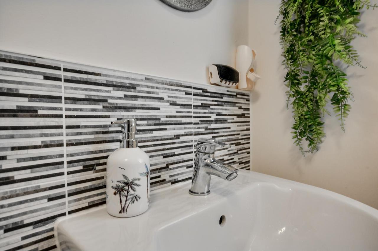Three Bedroom House In Runcorn By The Lake With Parking By Neofinixdotcom Extérieur photo