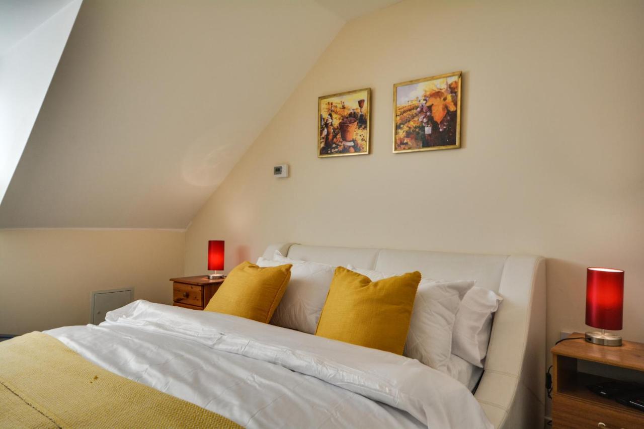Three Bedroom House In Runcorn By The Lake With Parking By Neofinixdotcom Extérieur photo