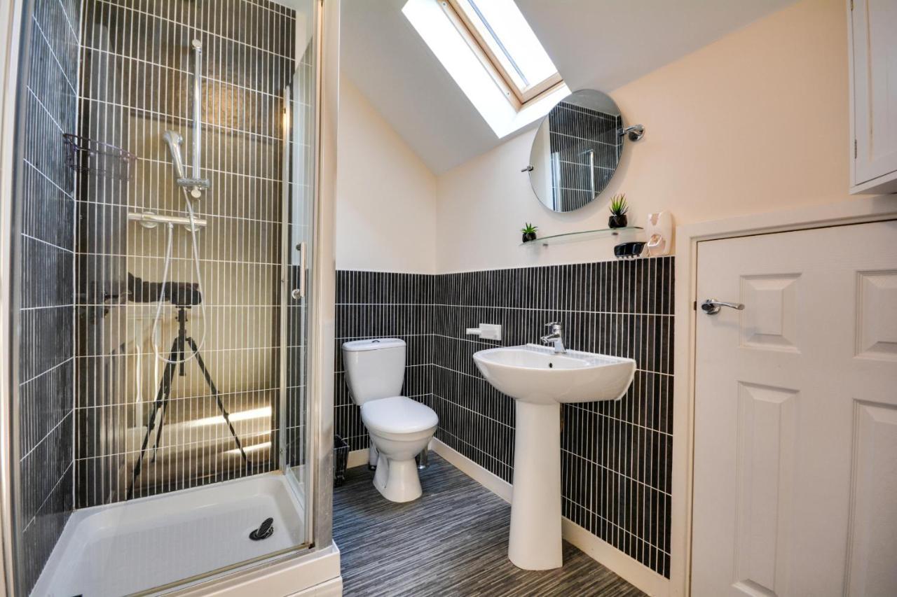 Three Bedroom House In Runcorn By The Lake With Parking By Neofinixdotcom Extérieur photo