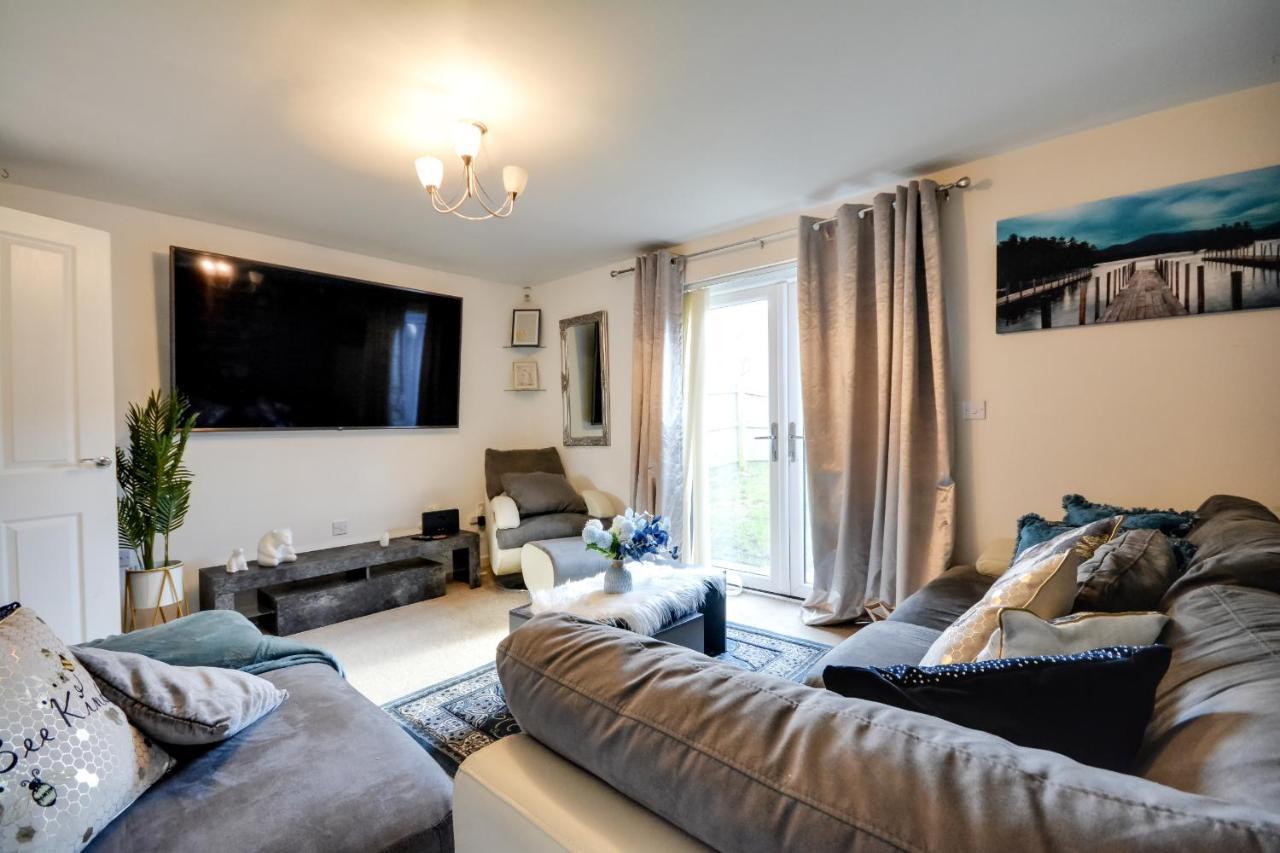 Three Bedroom House In Runcorn By The Lake With Parking By Neofinixdotcom Extérieur photo