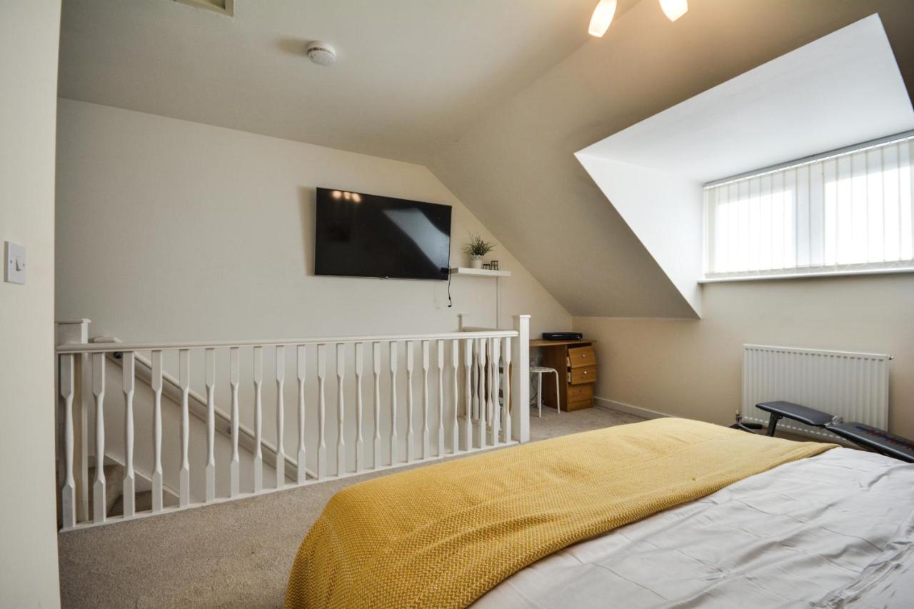 Three Bedroom House In Runcorn By The Lake With Parking By Neofinixdotcom Extérieur photo