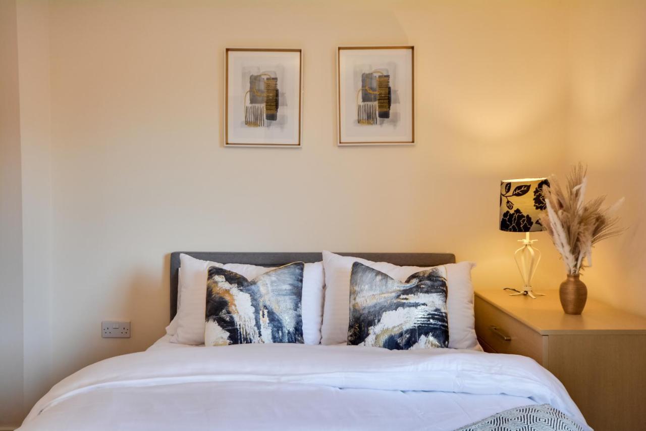 Three Bedroom House In Runcorn By The Lake With Parking By Neofinixdotcom Extérieur photo