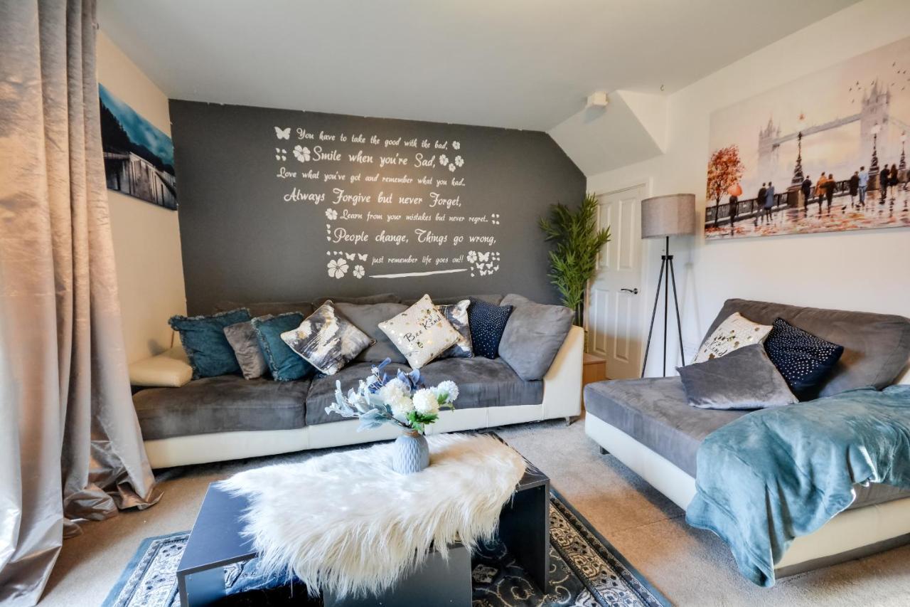Three Bedroom House In Runcorn By The Lake With Parking By Neofinixdotcom Extérieur photo