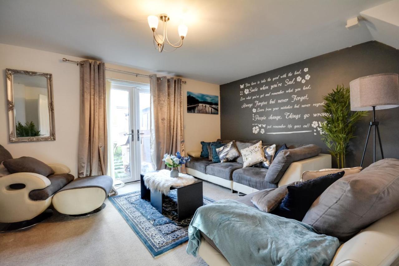 Three Bedroom House In Runcorn By The Lake With Parking By Neofinixdotcom Extérieur photo