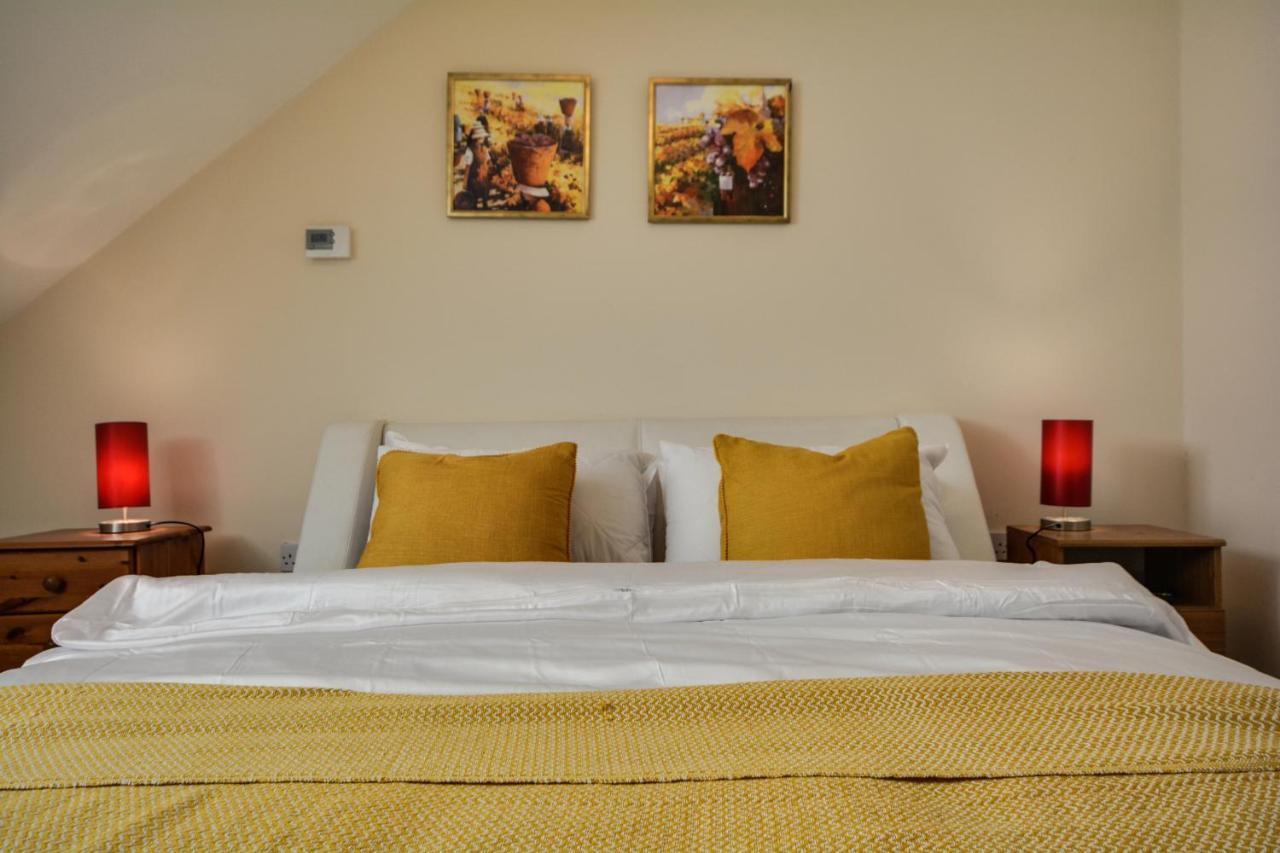 Three Bedroom House In Runcorn By The Lake With Parking By Neofinixdotcom Extérieur photo