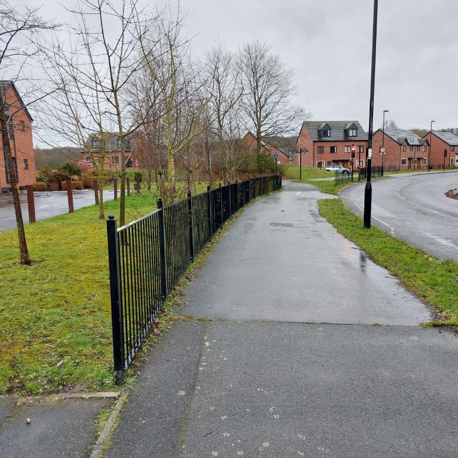 Three Bedroom House In Runcorn By The Lake With Parking By Neofinixdotcom Extérieur photo