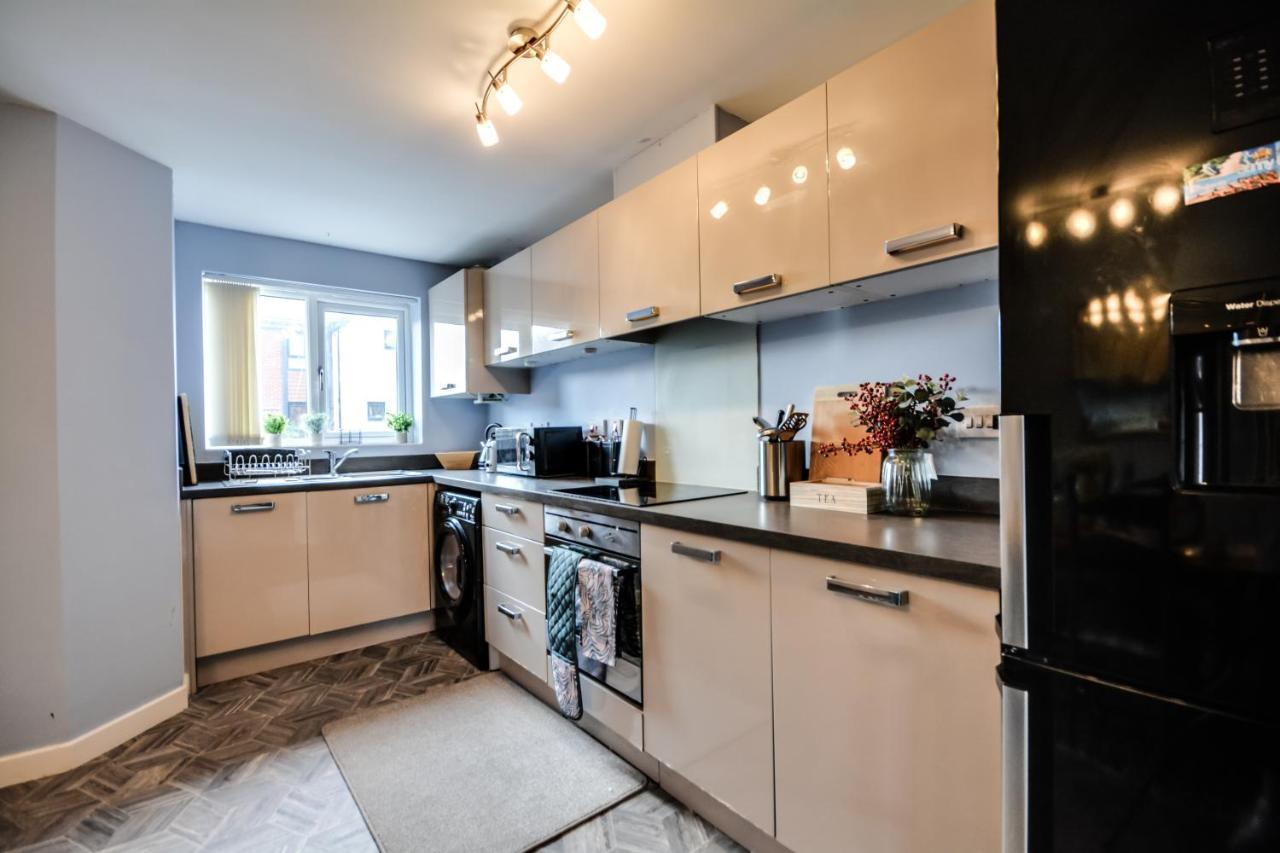 Three Bedroom House In Runcorn By The Lake With Parking By Neofinixdotcom Extérieur photo