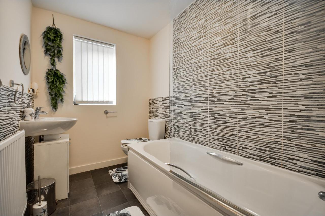 Three Bedroom House In Runcorn By The Lake With Parking By Neofinixdotcom Extérieur photo