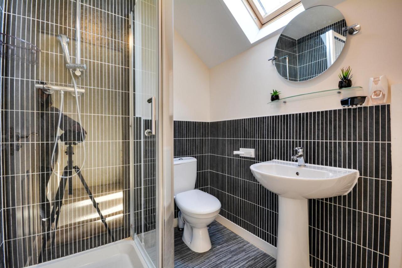 Three Bedroom House In Runcorn By The Lake With Parking By Neofinixdotcom Extérieur photo